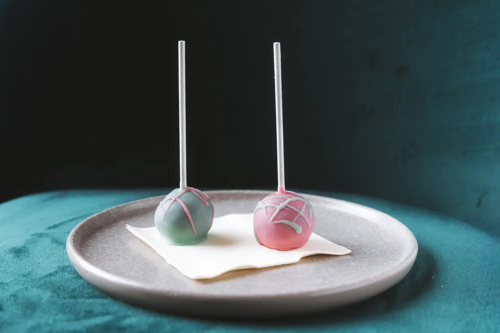 Cake pops s ružičastom i zelenom glazurom