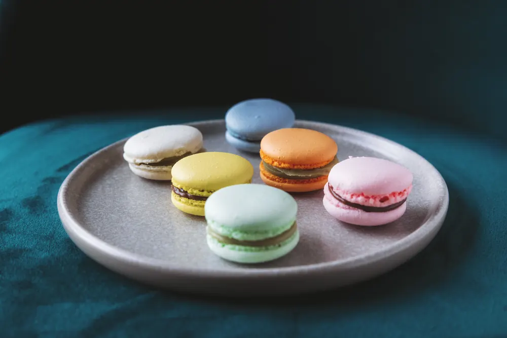 Šareni macaronsi na tanjuru