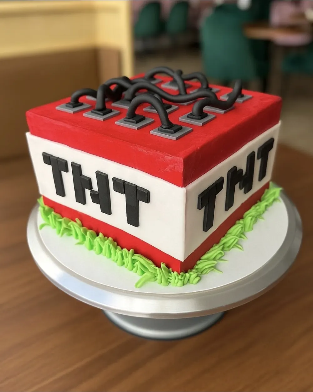 Rođendanska torta u obliku TNT kocke