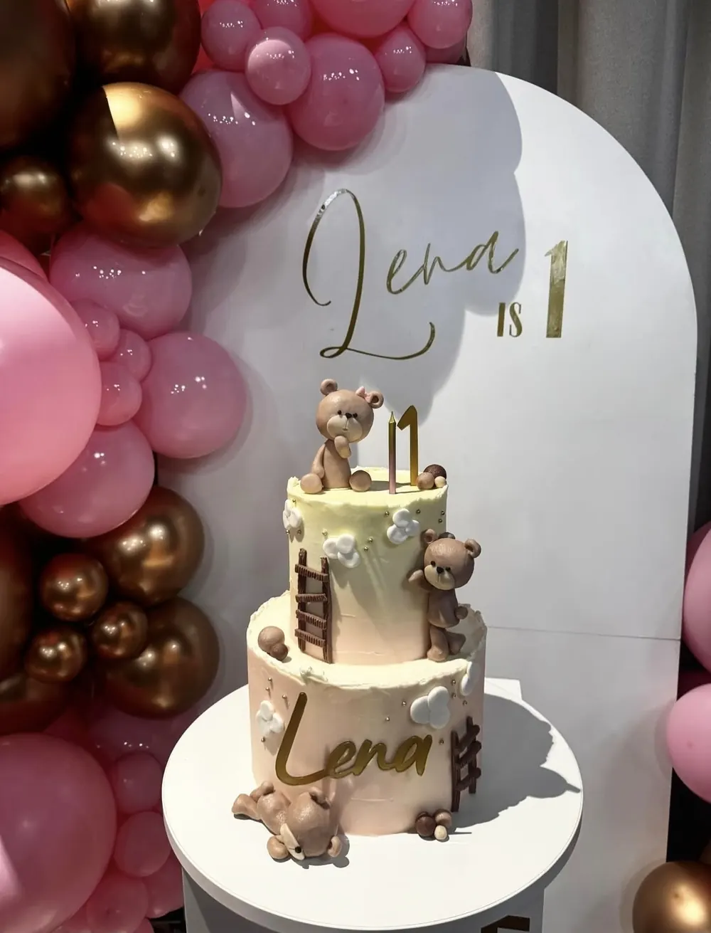 Torta na kat s medvjedićima za prvi rođendan