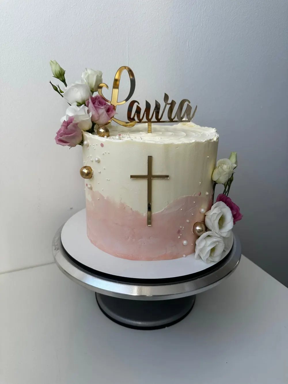 Torta za krštenje s križem i cvijećem