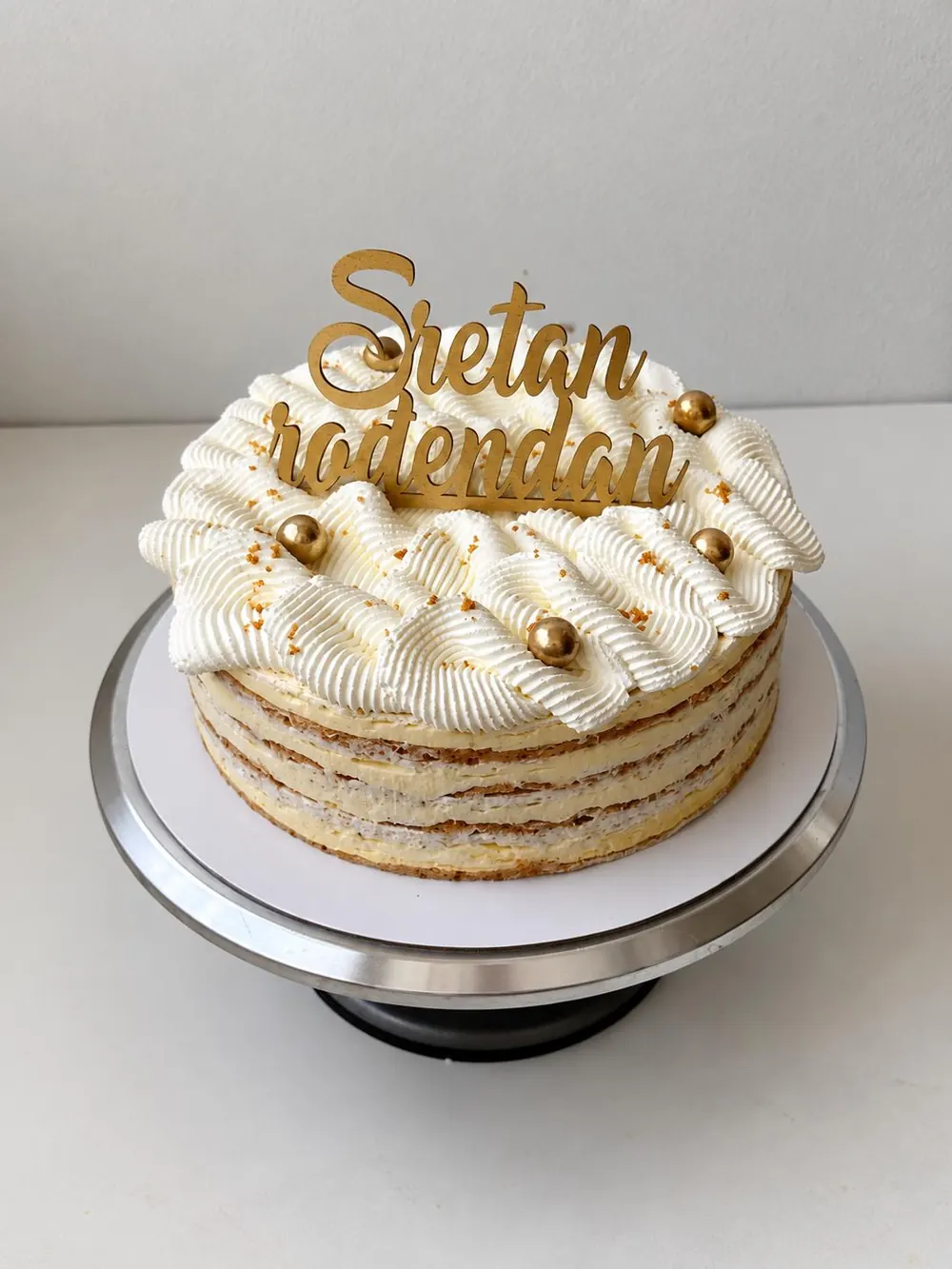 Torta s natpisom Sretan rođendan