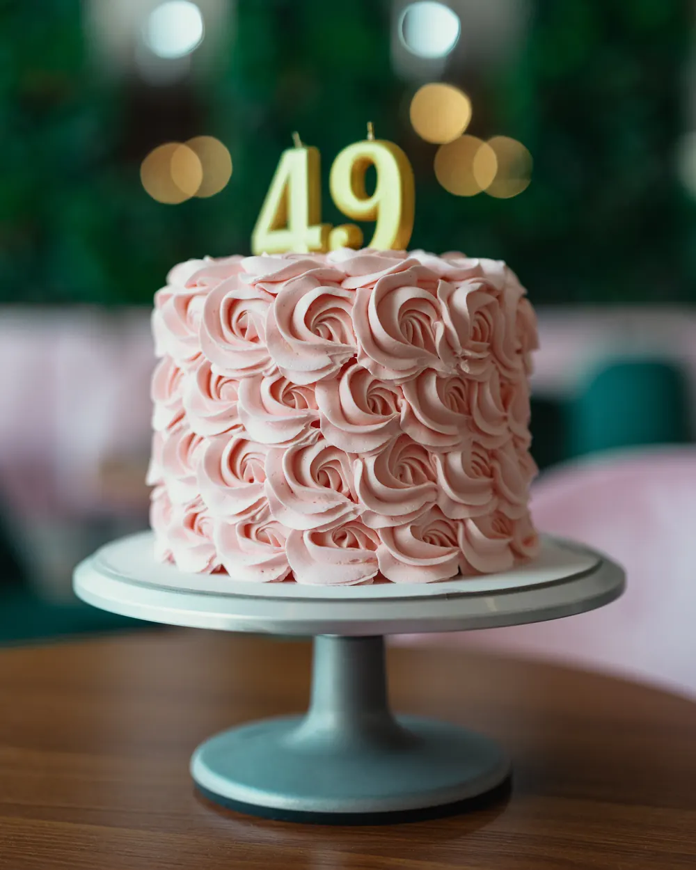Torta s ružama od kreme i svjećicama za 49. rođendan