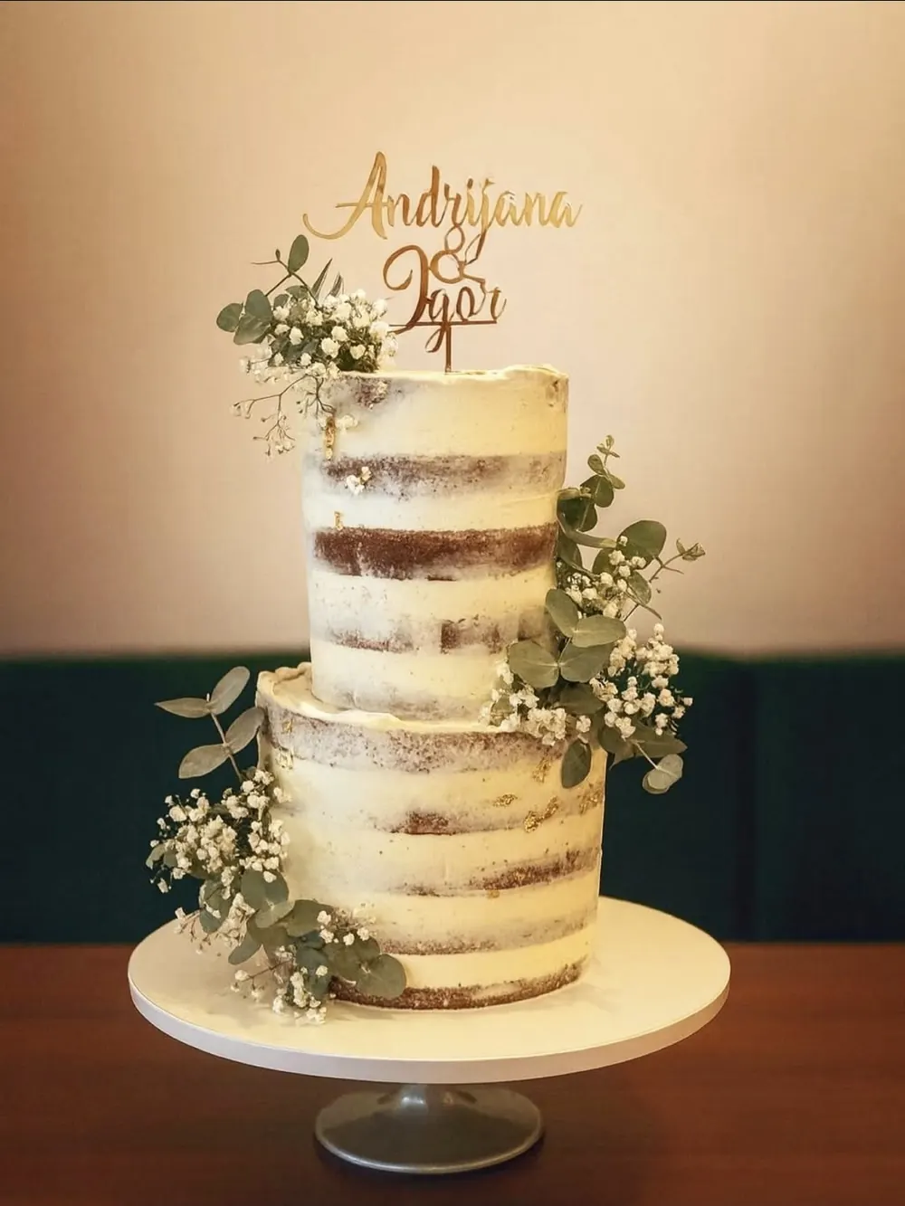 Naked svadbena torta na dva kata sa zelenilom