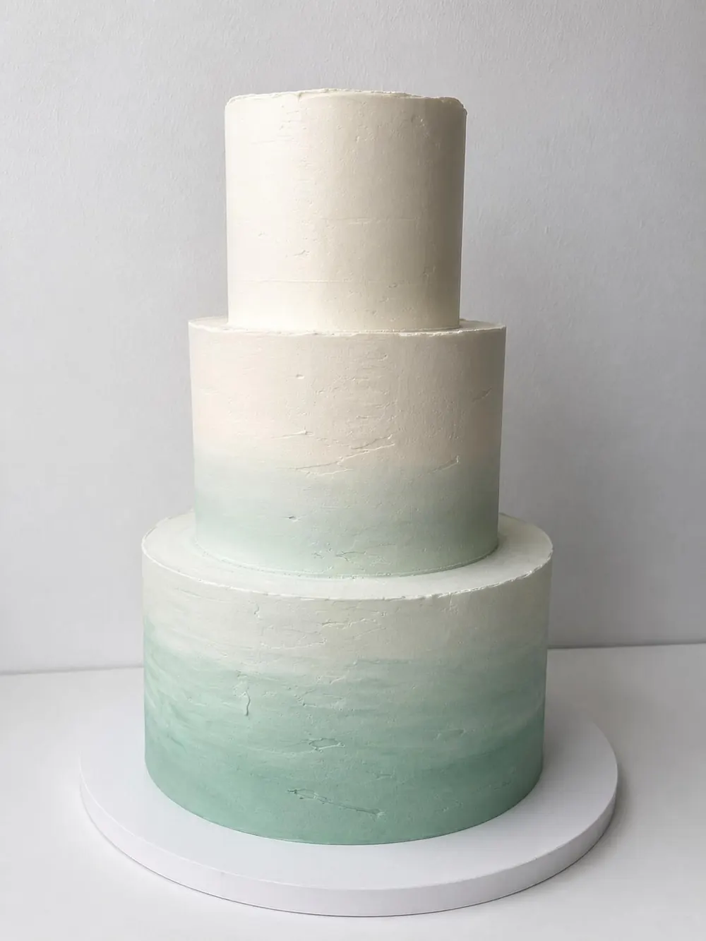 Svadbena torta na tri kata s ombre efektom u mint boji