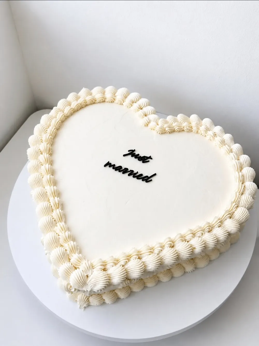 Torta u obliku srca s natpisom Just married