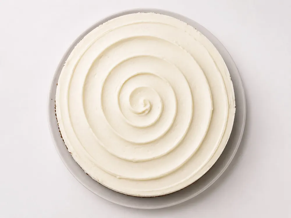 Bijela kremasta torta sa spiralom, pogled odozgo