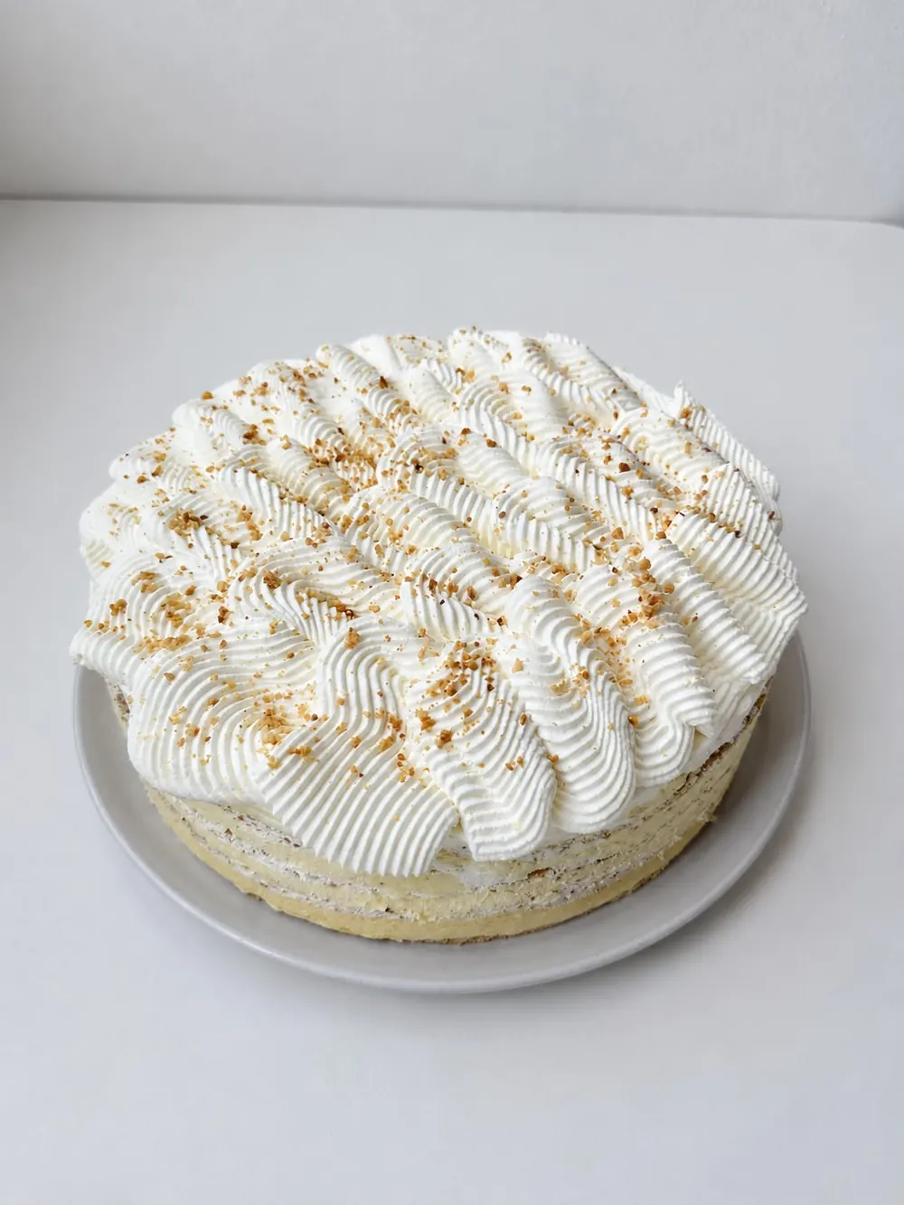 Torta sa šlagom i karameliziranim mrvicama