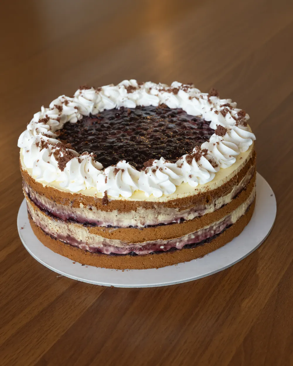 Slojevita torta sa šlagom i čokoladnim vrhom