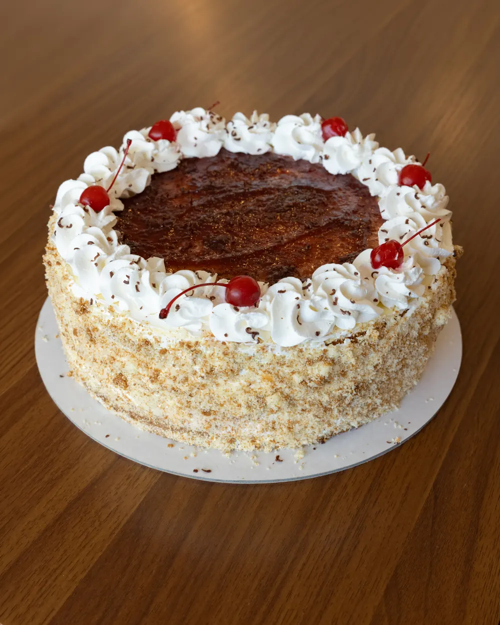 Torta sa šlagom i koktel višnjama