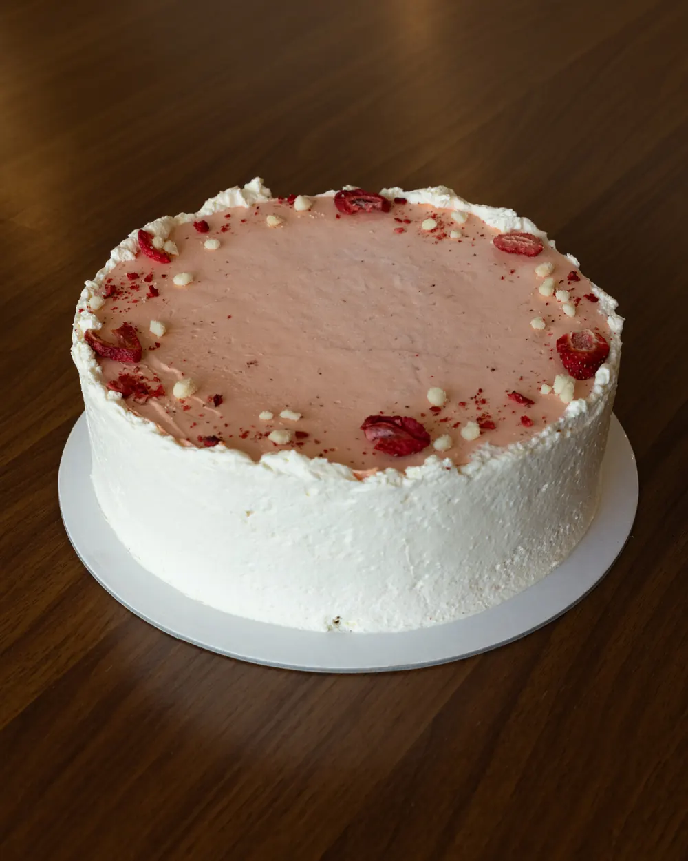 Torta s bijelom kremom i malinama