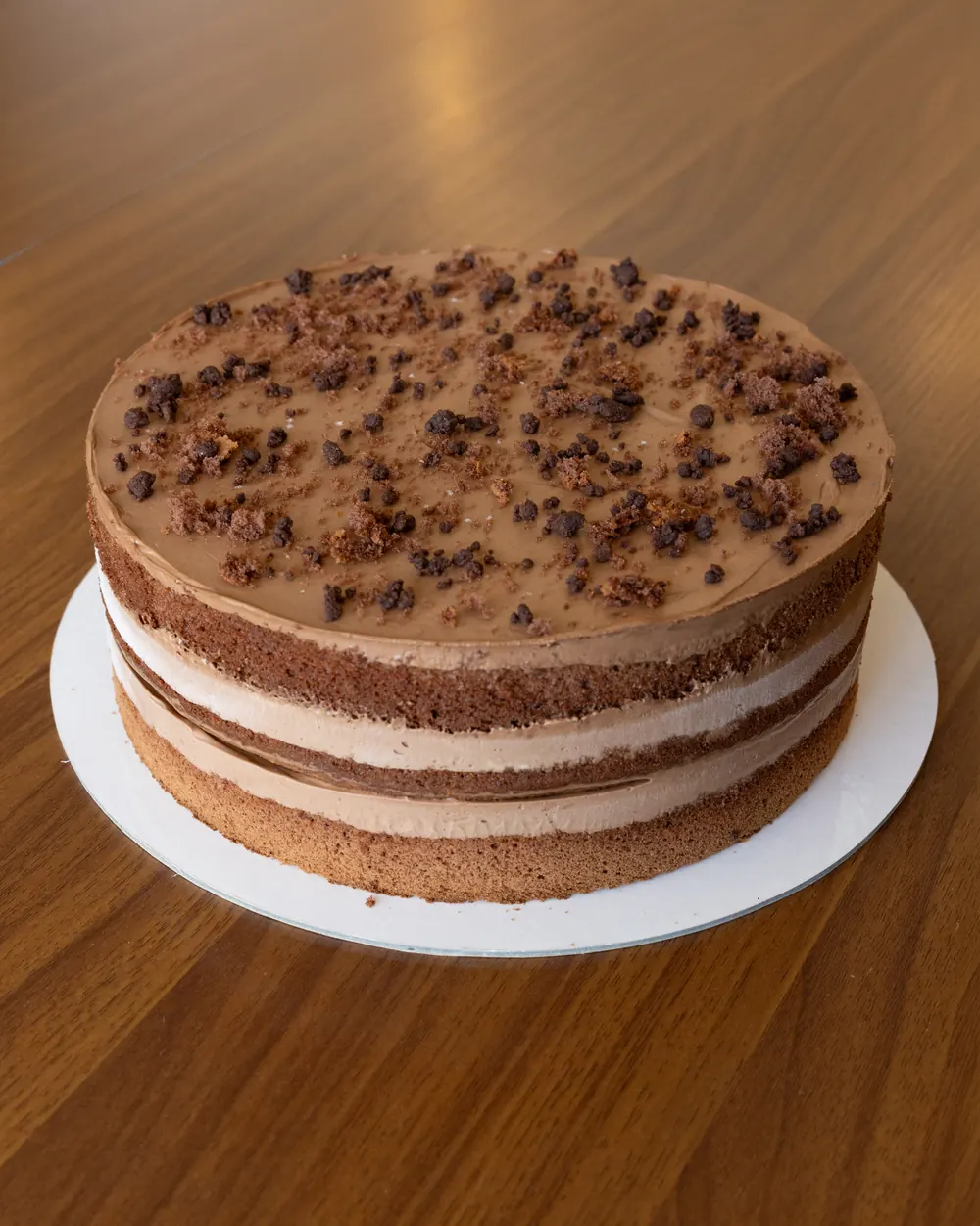 Slojevita čokoladna torta s hrskavim mrvicama