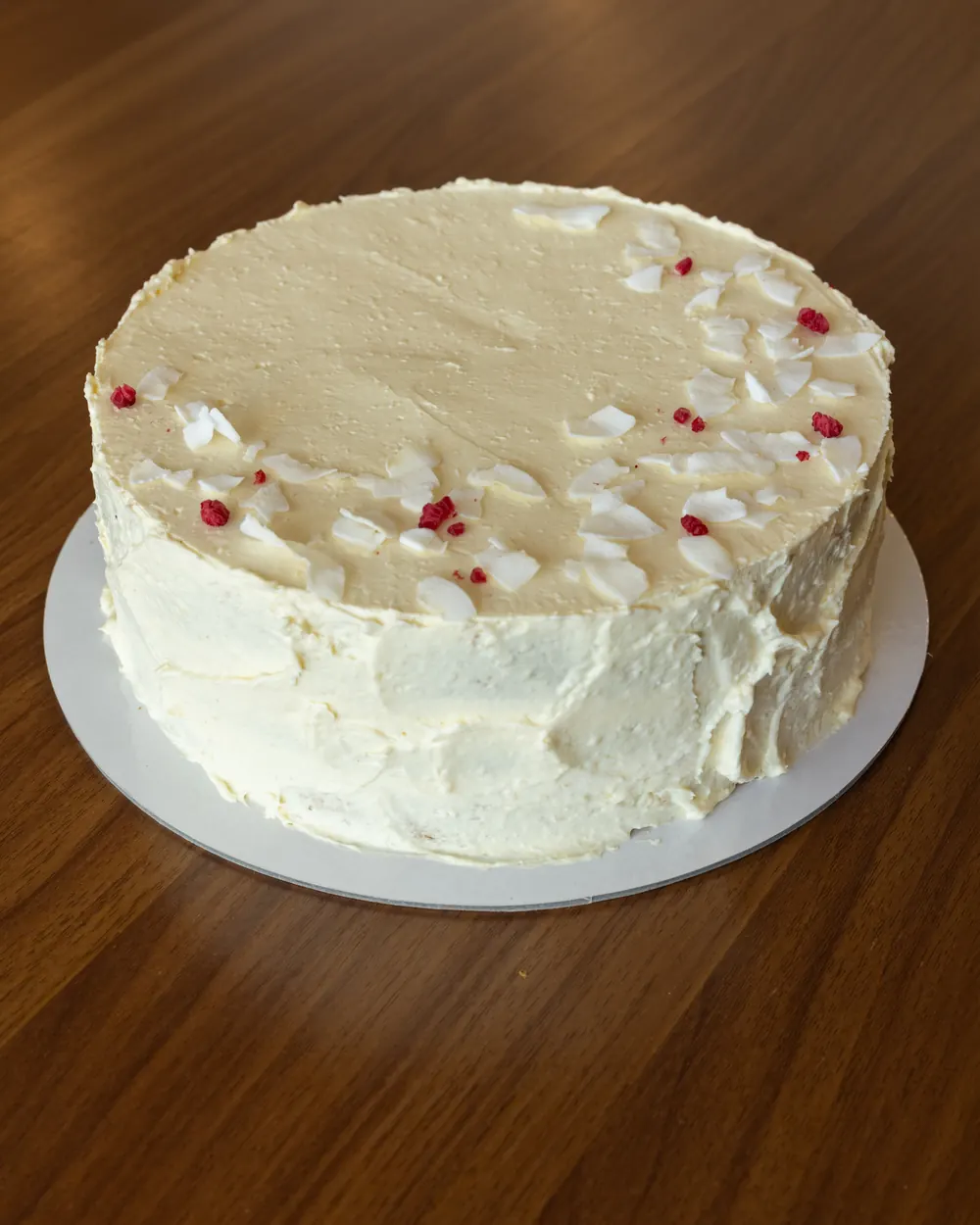 Torta s vanilija kremom i sušenim malinama