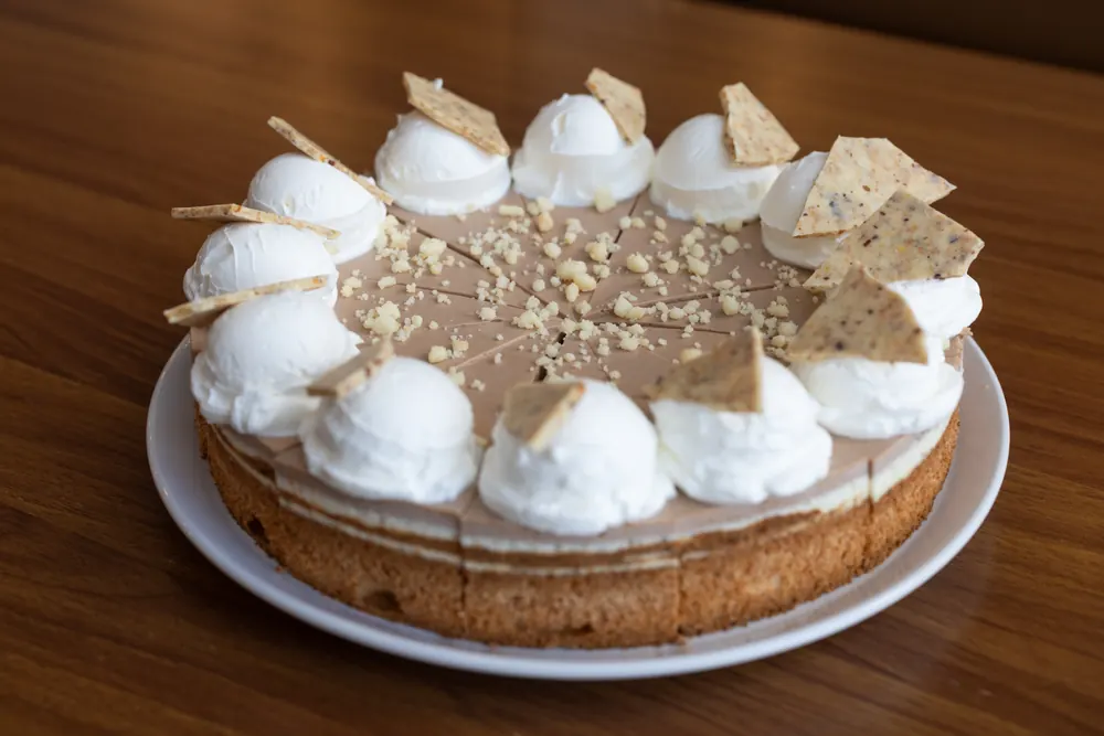 Torta sa šlagom i hrskavim listićima