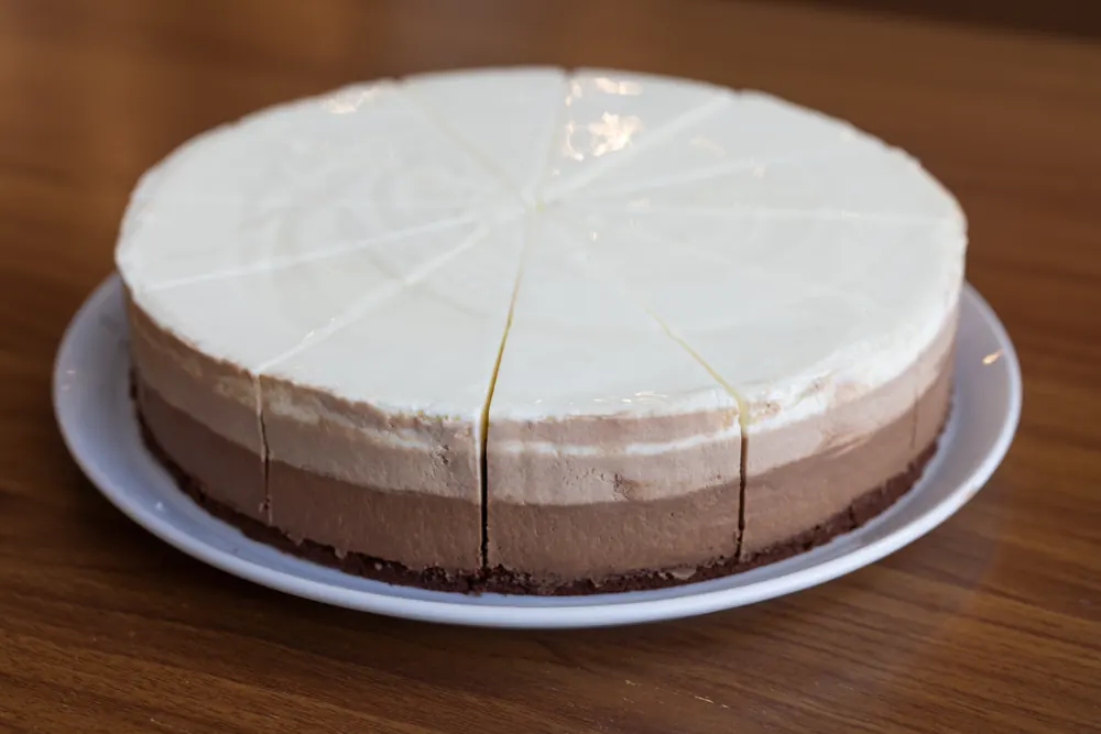 Torta od tri čokolade, narezana