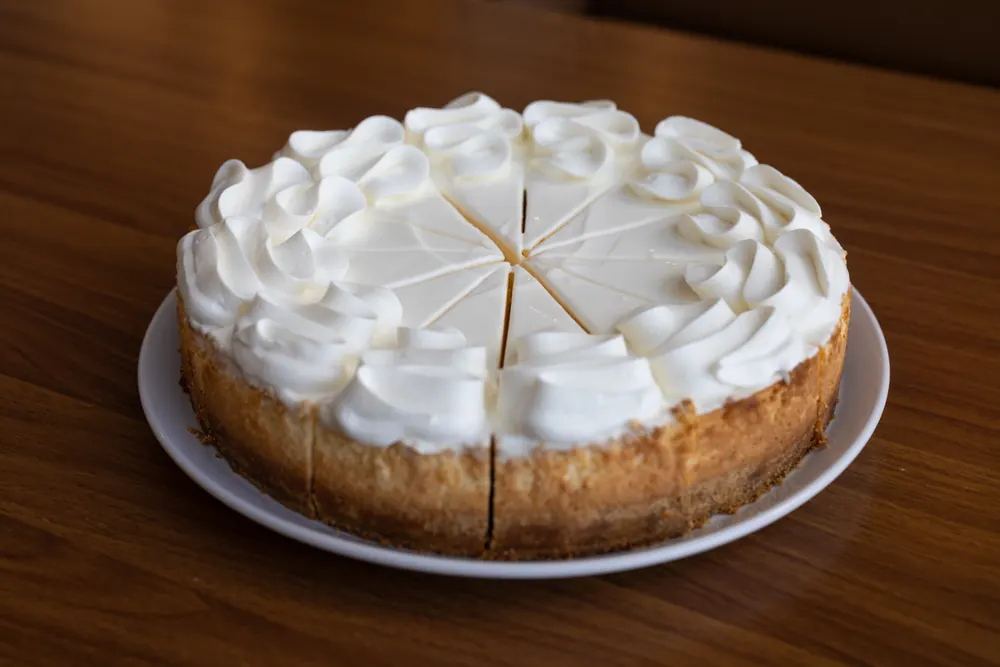 Torta s beze kremom, narezana