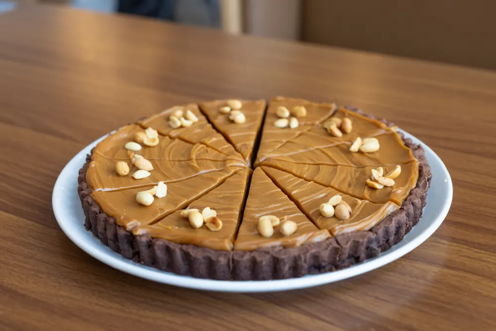 Tart sa slanom karamelom i kikirikijem